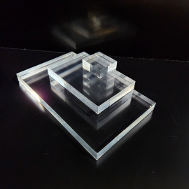 Présentoir design en plexiglas